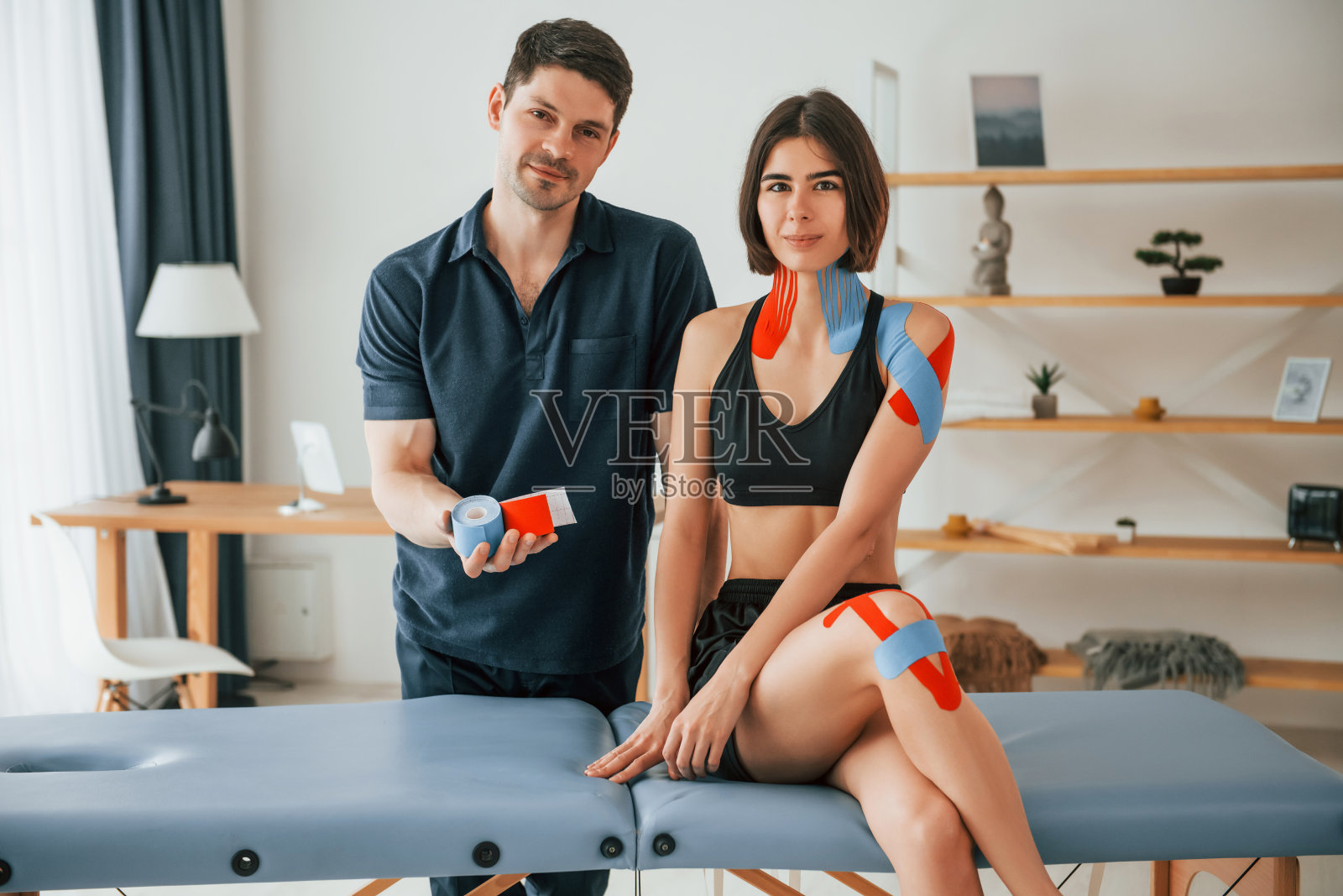 美丽的肖像。完成的结果。一位在皮肤上贴肌内效胶布的生理学家照片摄影图片