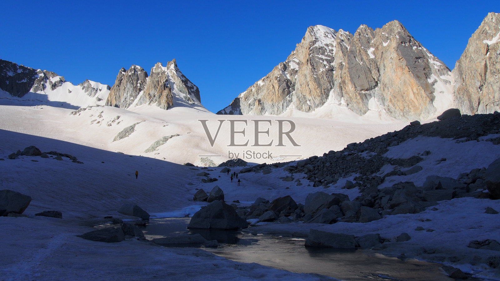 一群登山者向山口进发照片摄影图片