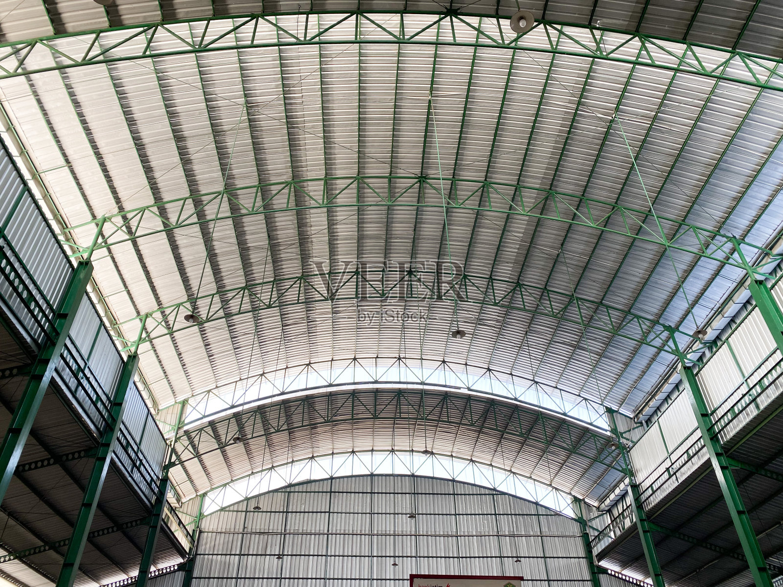 屋面建筑结构、市场建筑、建筑、天窗的低角度。印尼现代传统市场建筑照片摄影图片