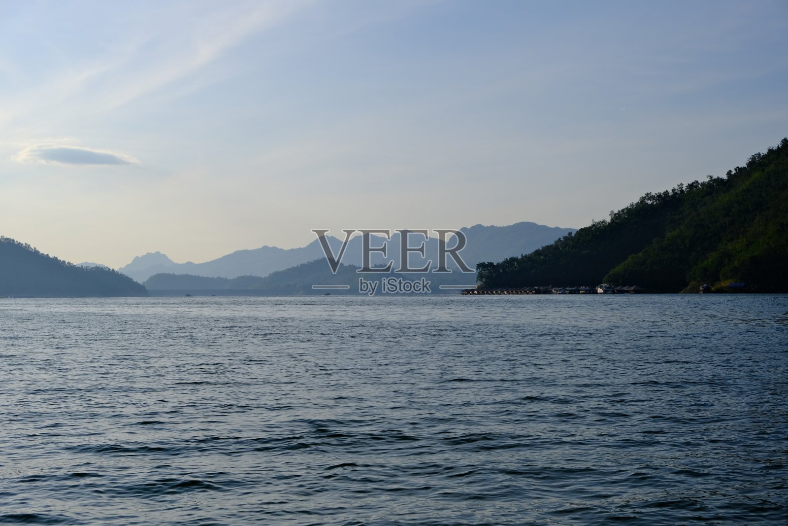 山景与水和天空照片摄影图片