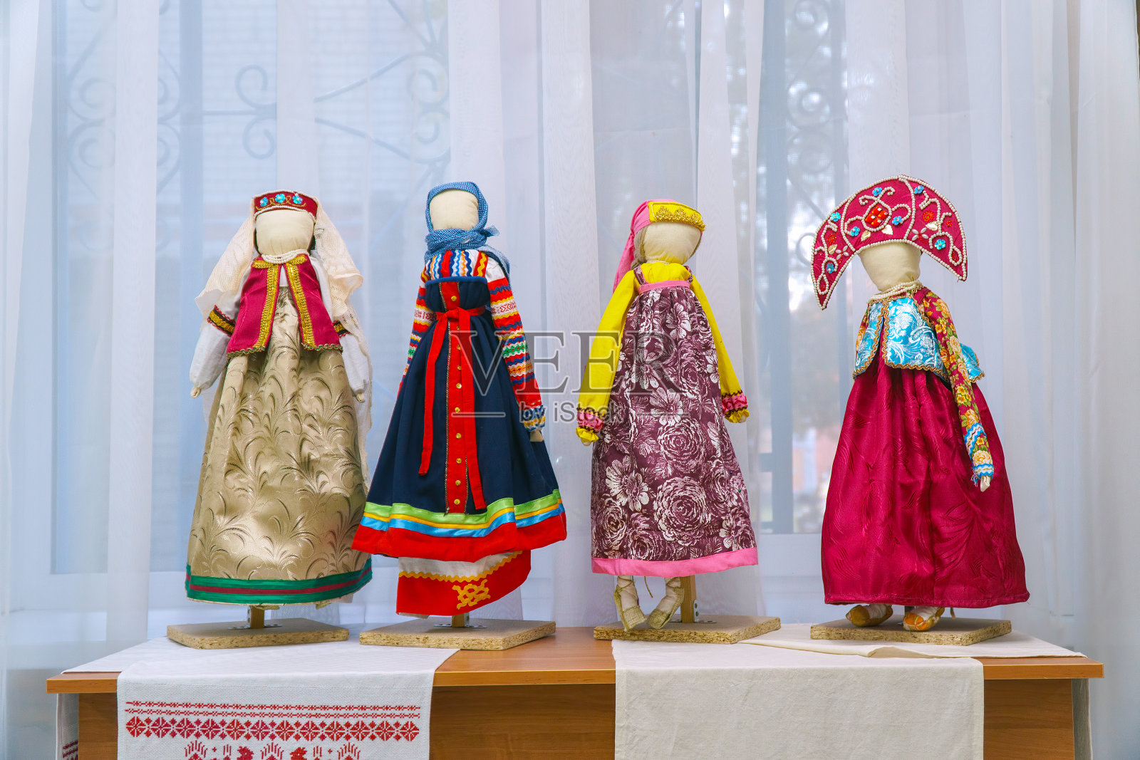 穿着服装的漂亮的自制娃娃照片摄影图片