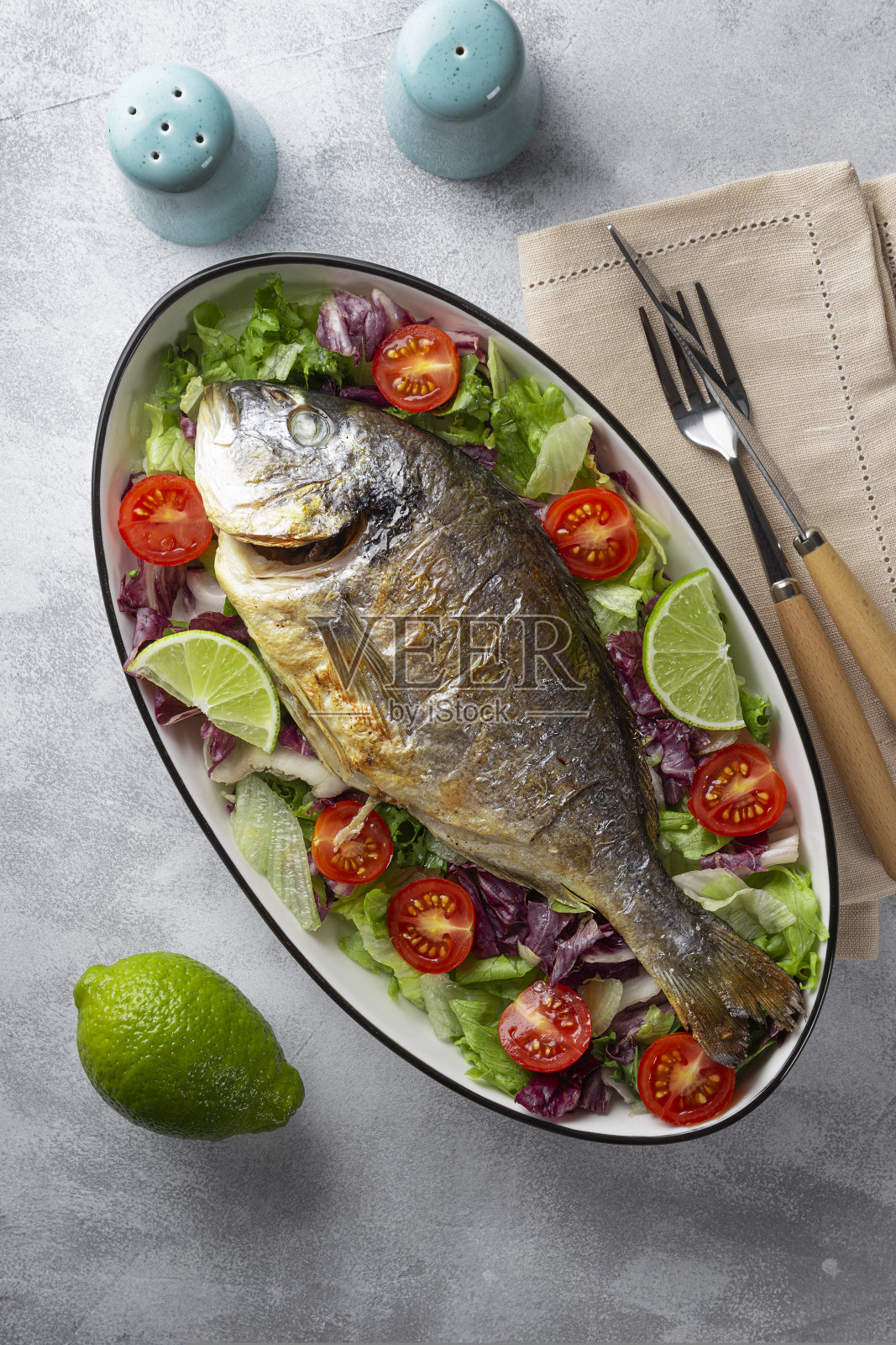 烤整个多拉多鱼盘子上的新鲜蔬菜上浅灰色的背景俯视图垂直照片照片摄影图片