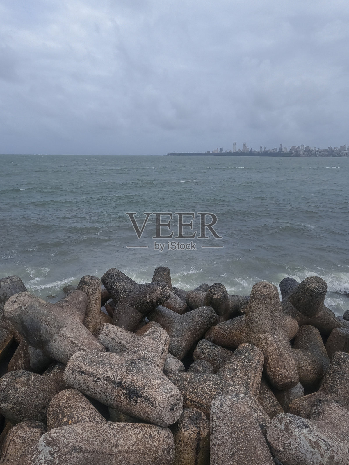 拍摄的海洋驱动器岩石和海水与孟买阴天照片摄影图片