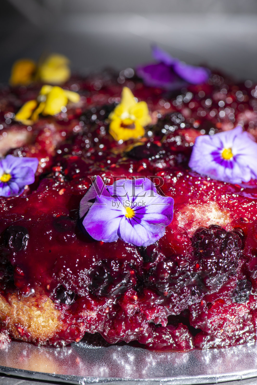 颠倒蛋糕与混合浆果照片摄影图片