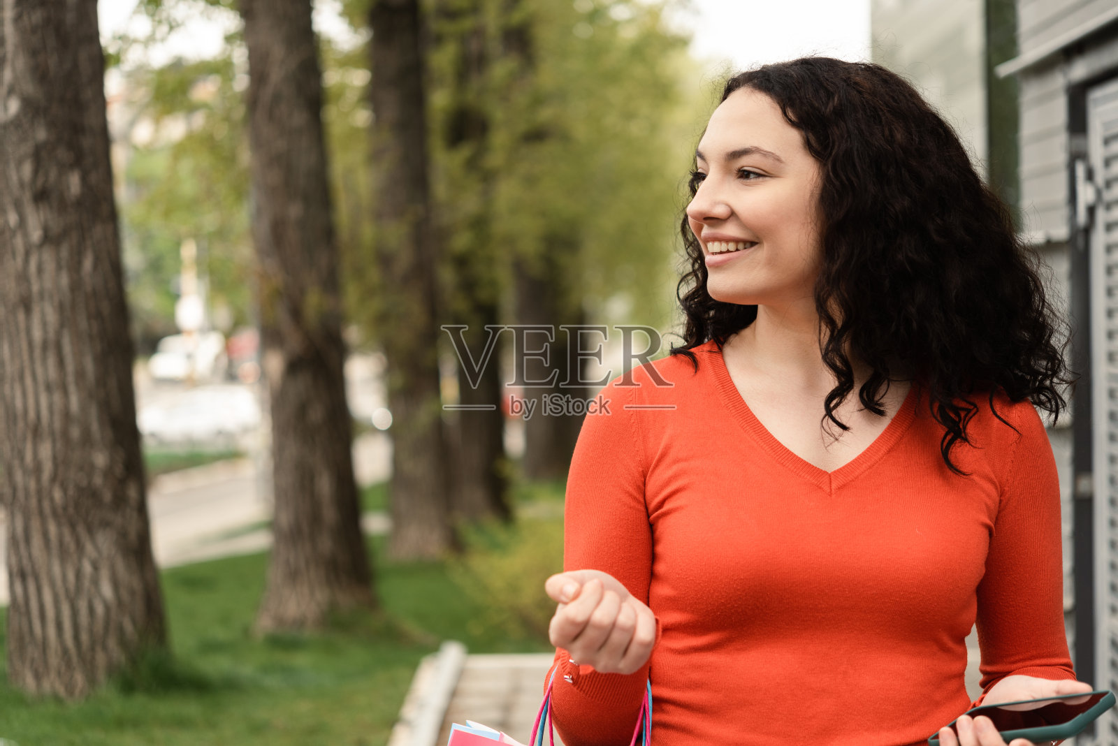 快乐的年轻女子喜欢在城市里购物和散步照片摄影图片