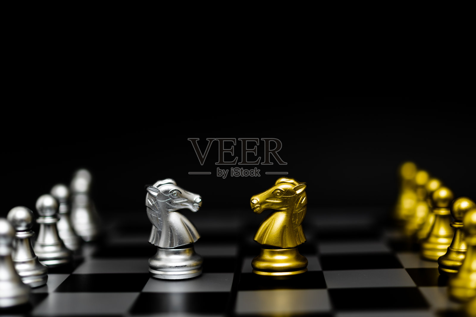 象棋游戏的金色和银色的黑色背景。照片摄影图片