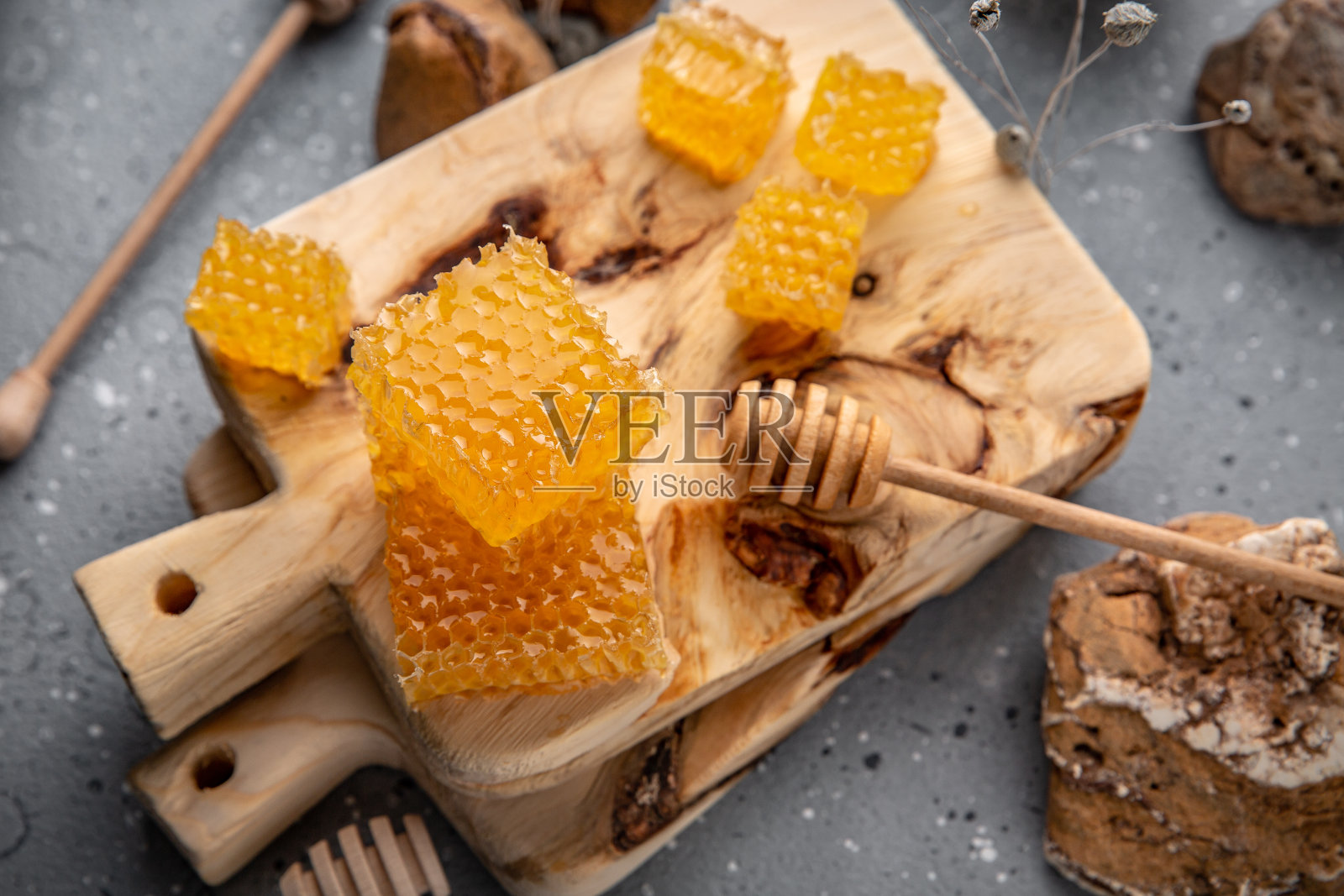 蜂巢。有益的强化蜂产品的健康和美容。素食有机食品。照片摄影图片