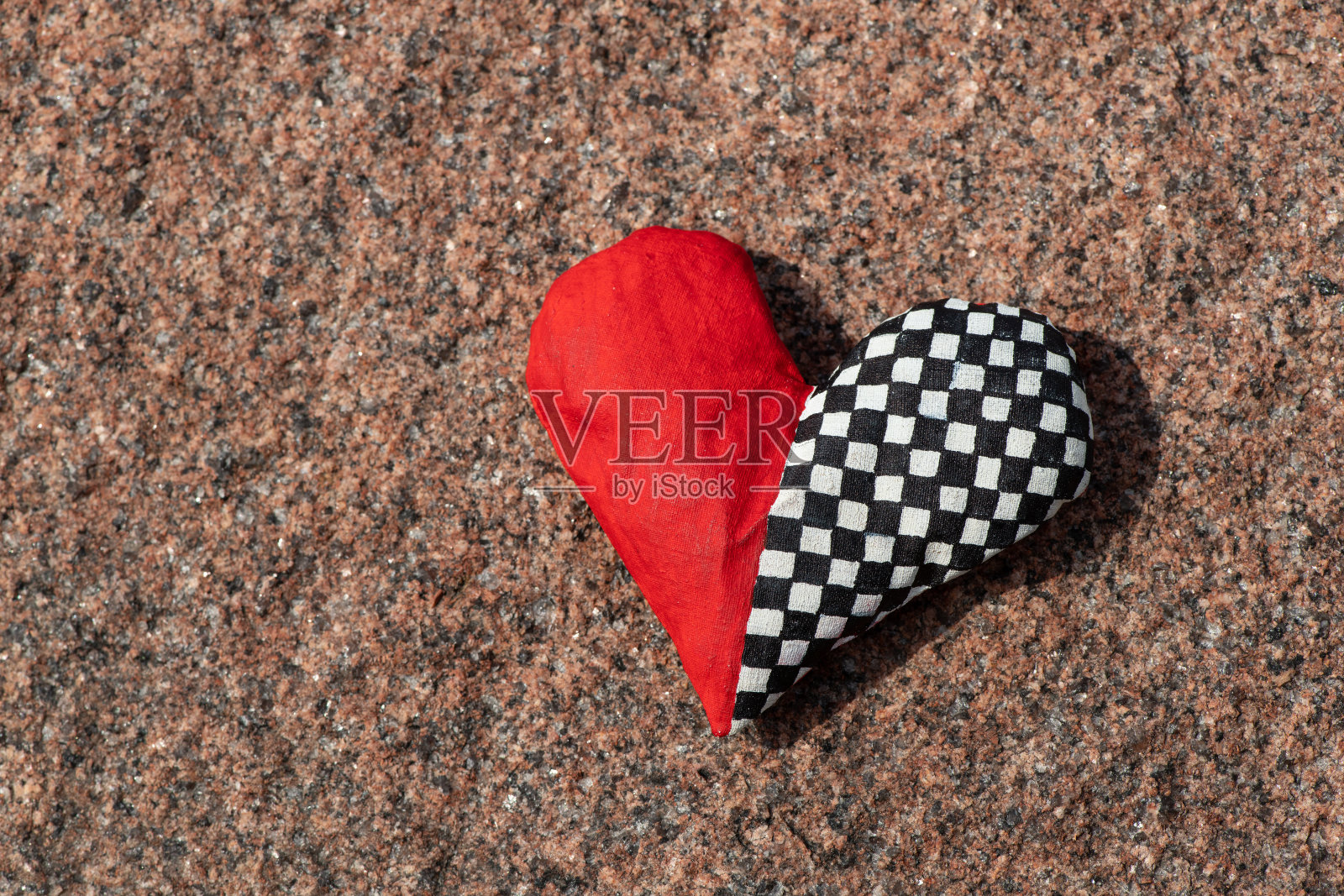 在花岗岩上手工制作的碎布心照片摄影图片