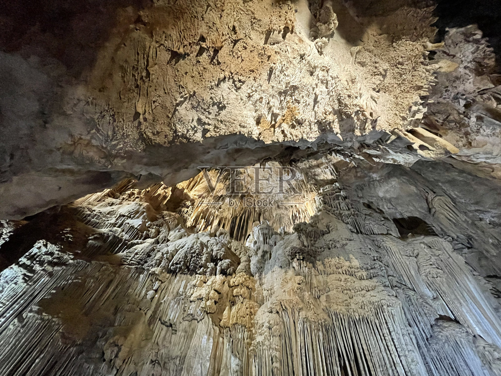 钟乳石洞穴中照片摄影图片
