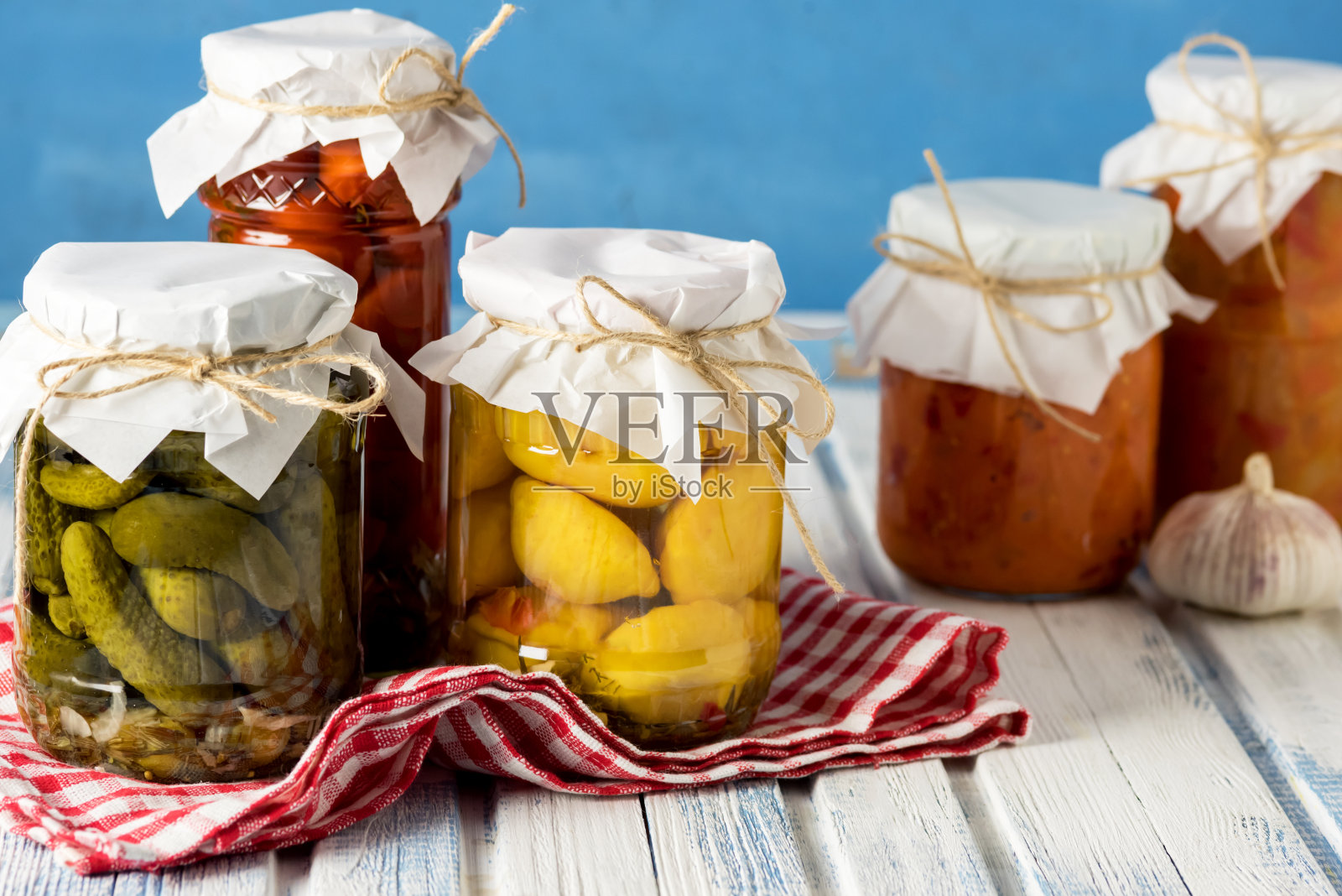 在玻璃罐中保存蔬菜发酵蔬菜木制质朴的背景水平照片摄影图片