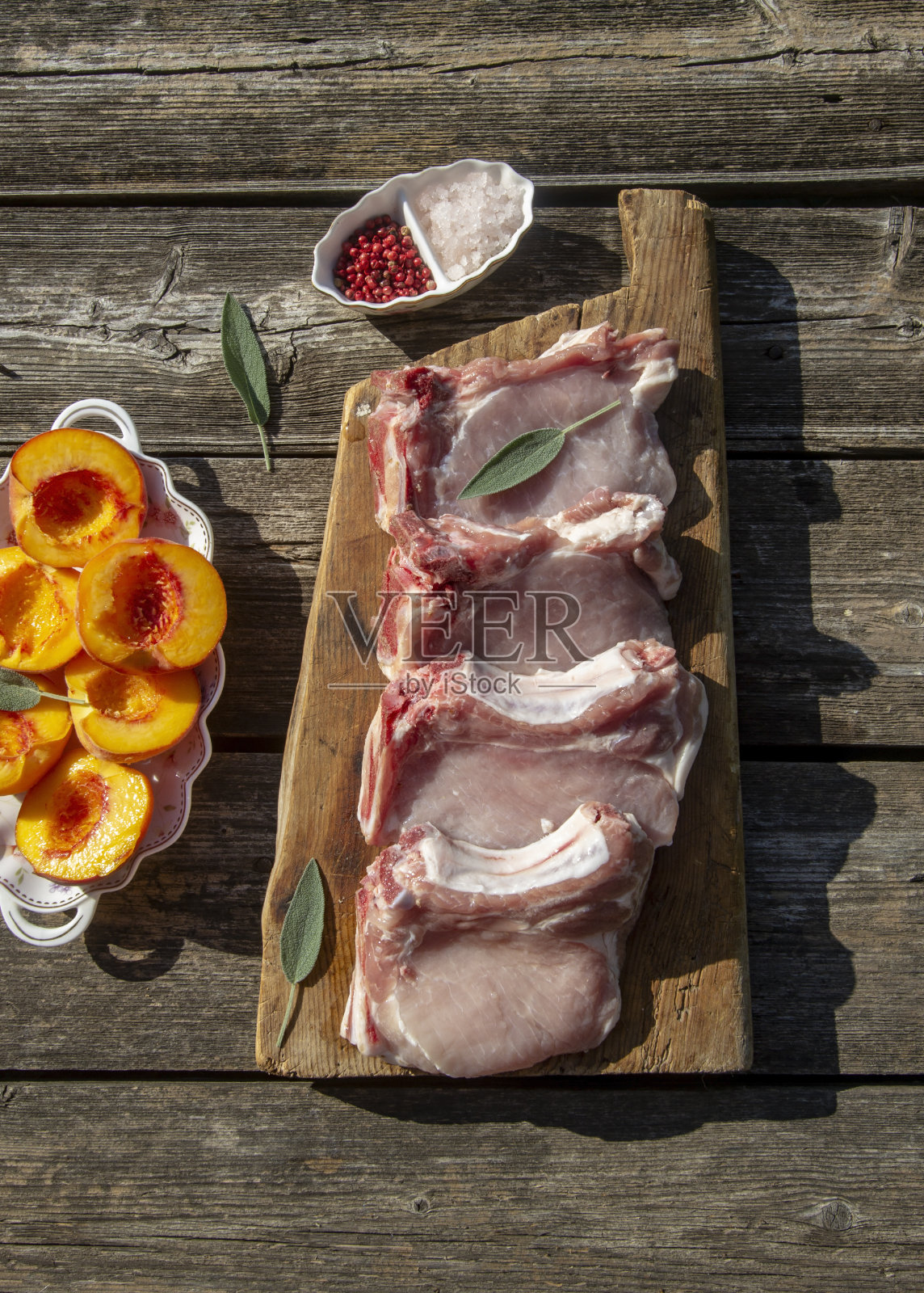 木板上的猪肉肠照片摄影图片