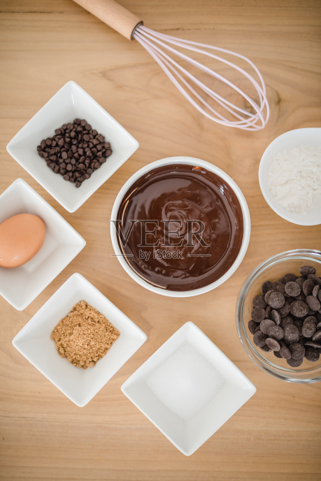 烘焙巧克力布朗尼或蛋糕的配料俯视图。照片摄影图片