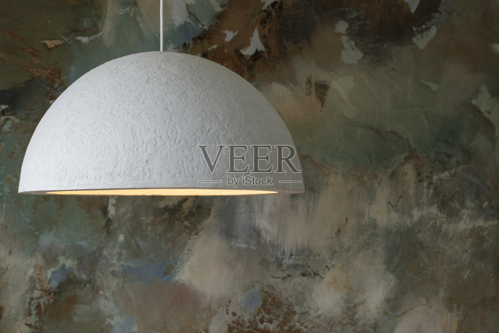 现代日本室内设计公寓的大地色调，木制实心橡木家具和滑动日本木门的自然纹理。Japandi概念照片摄影图片