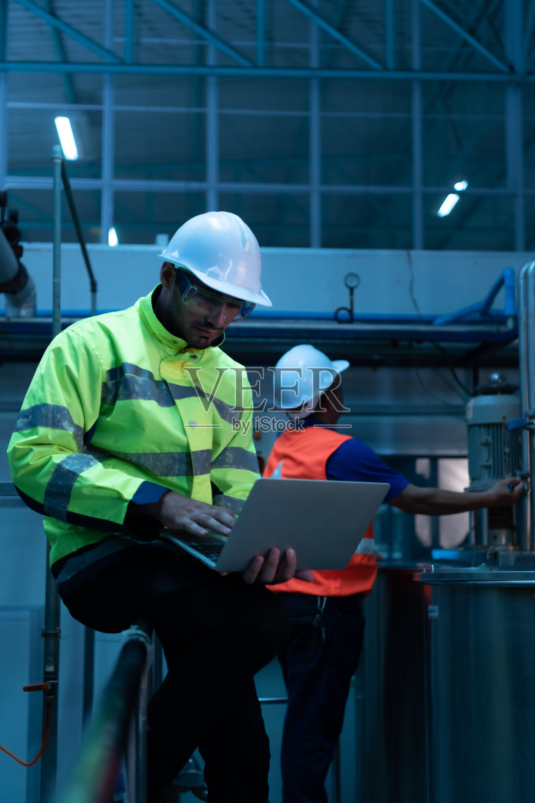 机械设备的总工程师与工厂技术人员一起检查机器的维护保养照片摄影图片