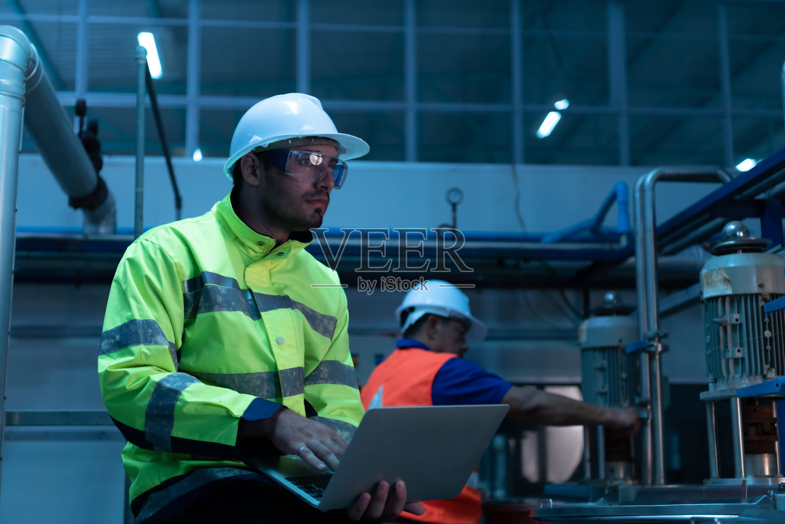 机械设备的总工程师与工厂技术人员一起检查机器的维护保养照片摄影图片