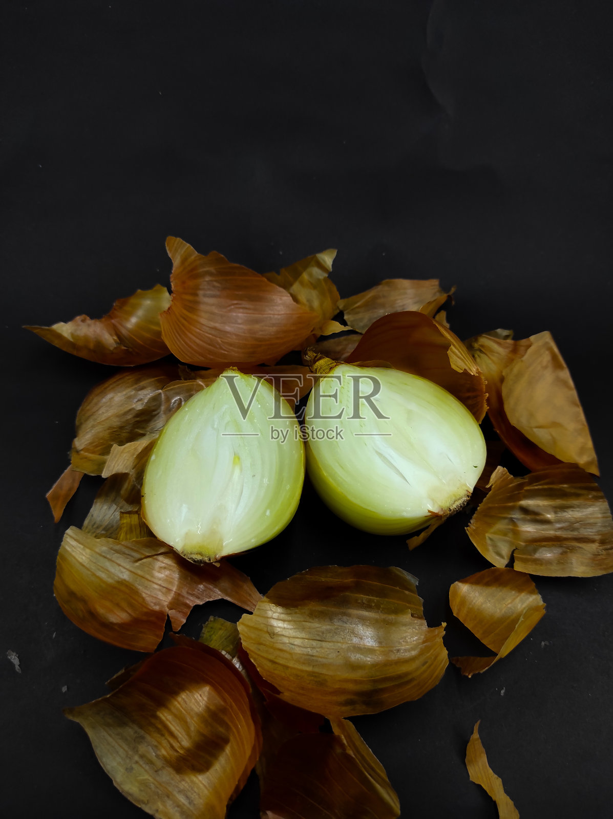 洋葱在黑色砧木上的照片照片摄影图片