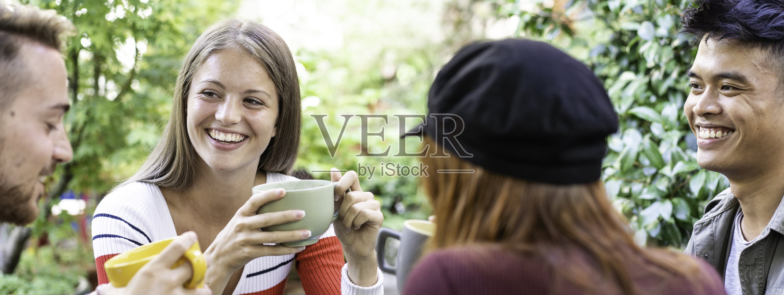 水平横幅或头部与年轻人喝卡布奇诺和浓缩咖啡在咖啡馆酒吧花园-快乐的朋友交谈，并在宿舍dehors的乐趣照片摄影图片