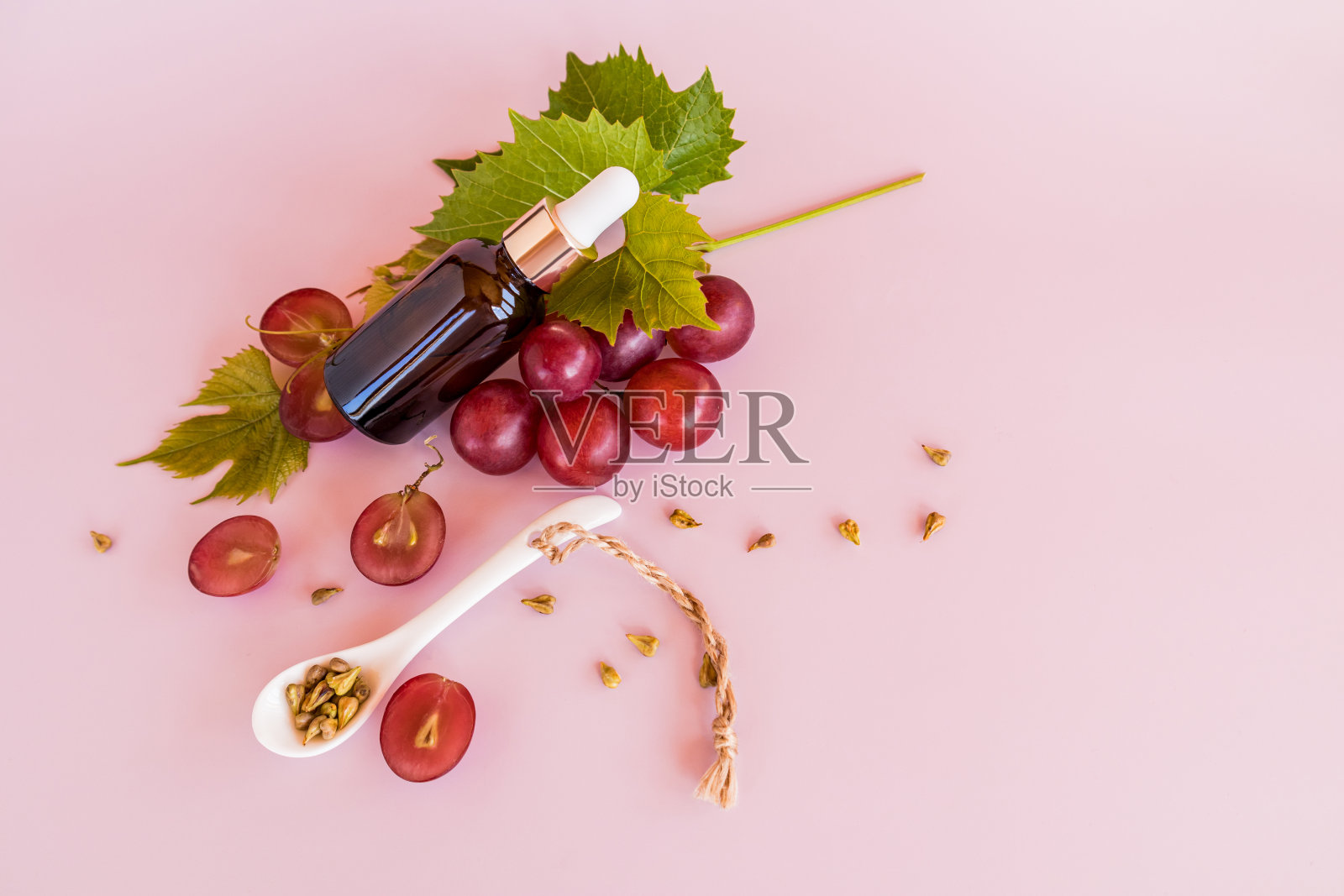 俯视图化妆玻璃瓶制成的黑色玻璃与有机葡萄油或葡萄种子为基础的面部血清。空间的文本。照片摄影图片