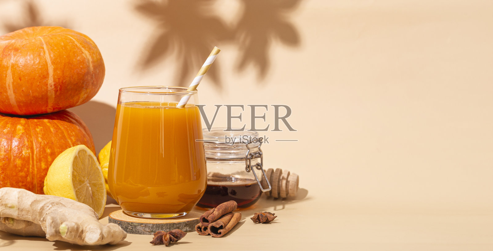 含生姜、蜂蜜和柠檬的维他命南瓜饮料。秋南瓜汁，网页横幅复制空间为文字照片摄影图片