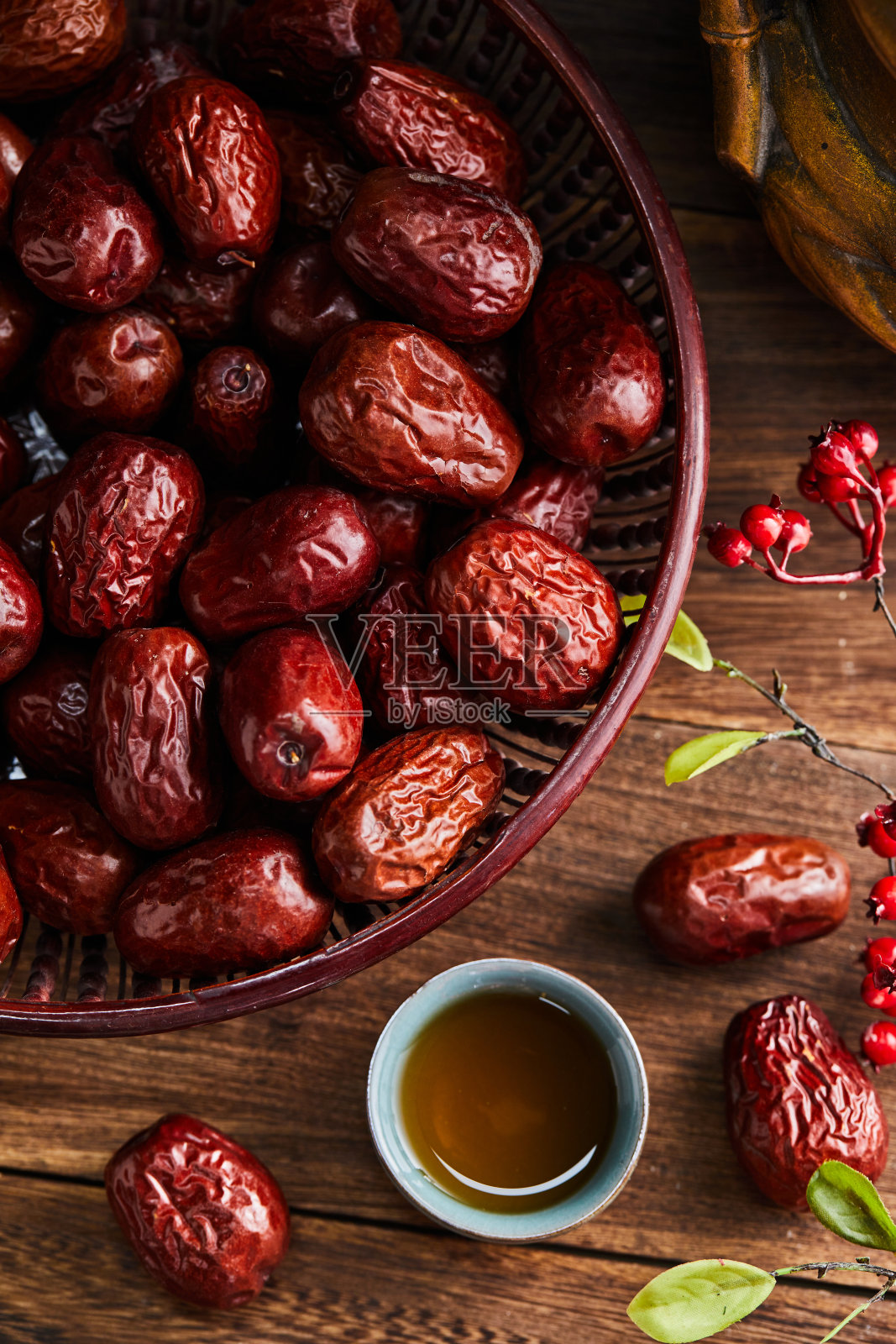 木桌上有一些红枣照片摄影图片