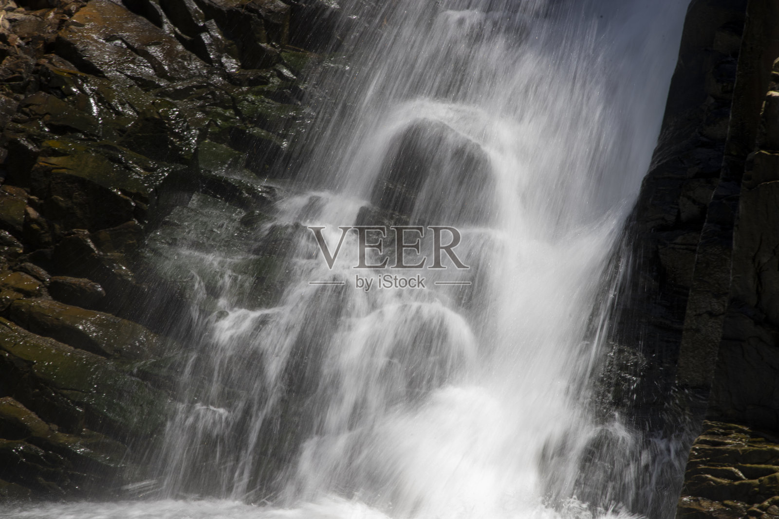 香港香港岛薄扶林瀑布湾。靠近城市的瀑布之一。照片摄影图片