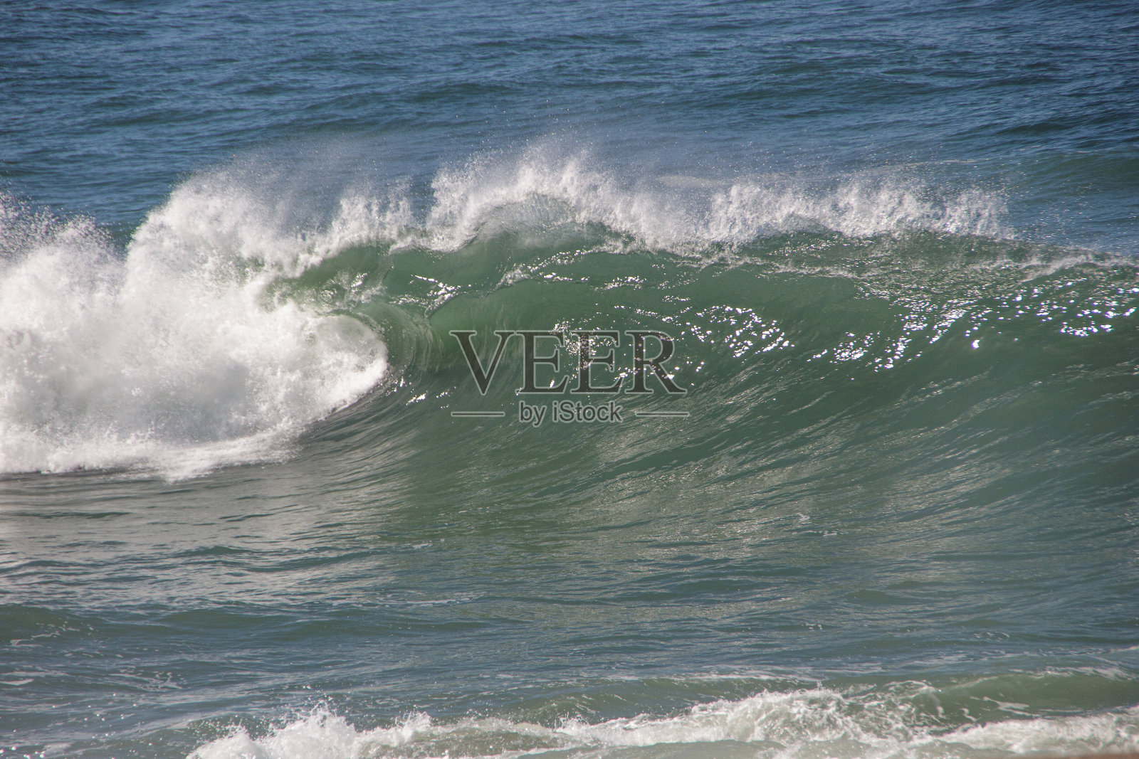 在巴西里约热内卢科帕卡巴纳海滩6号哨所，被称为岸堤的海浪。照片摄影图片