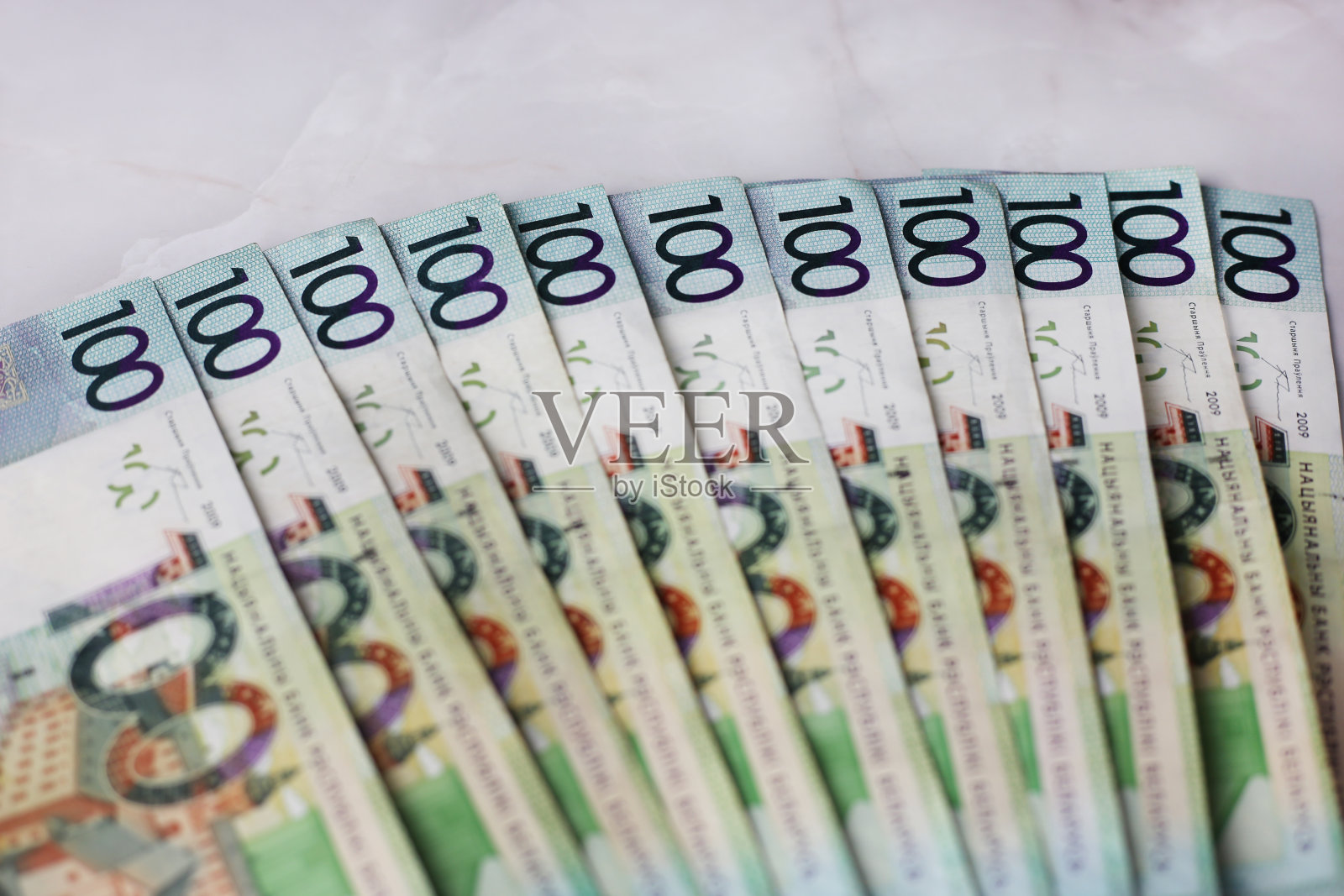 灰色背景的100白俄罗斯卢布内衬钞票照片摄影图片