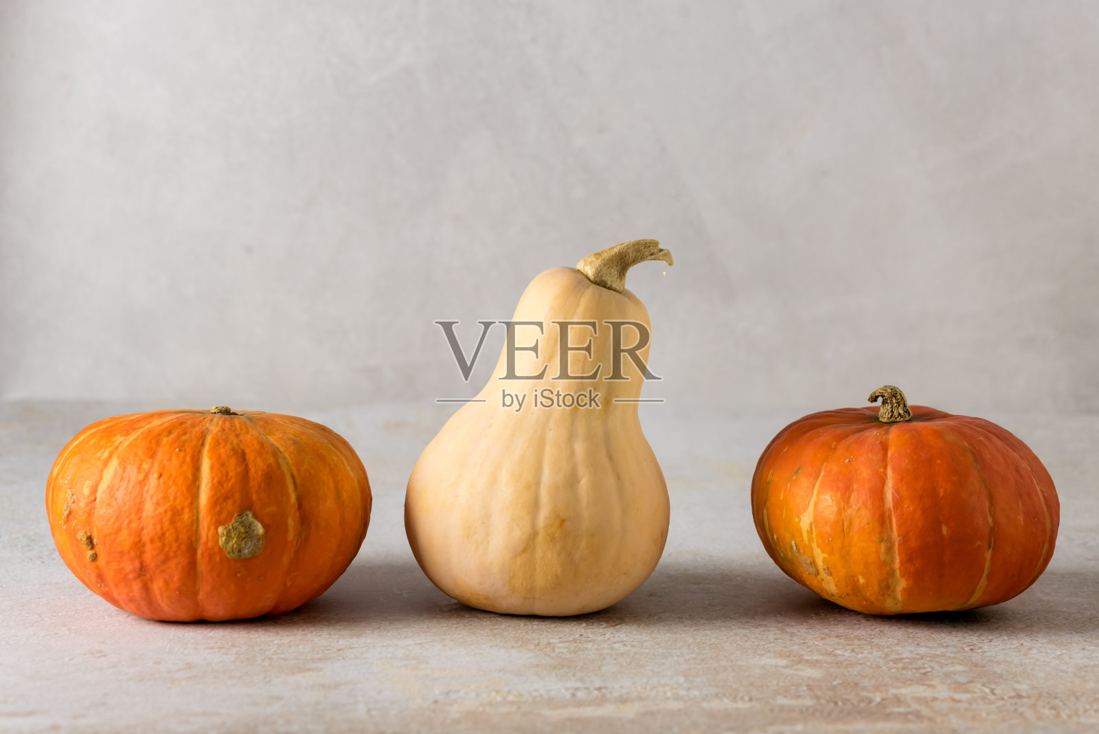 橙色和黄色万圣节南瓜灰色背景水平照片摄影图片