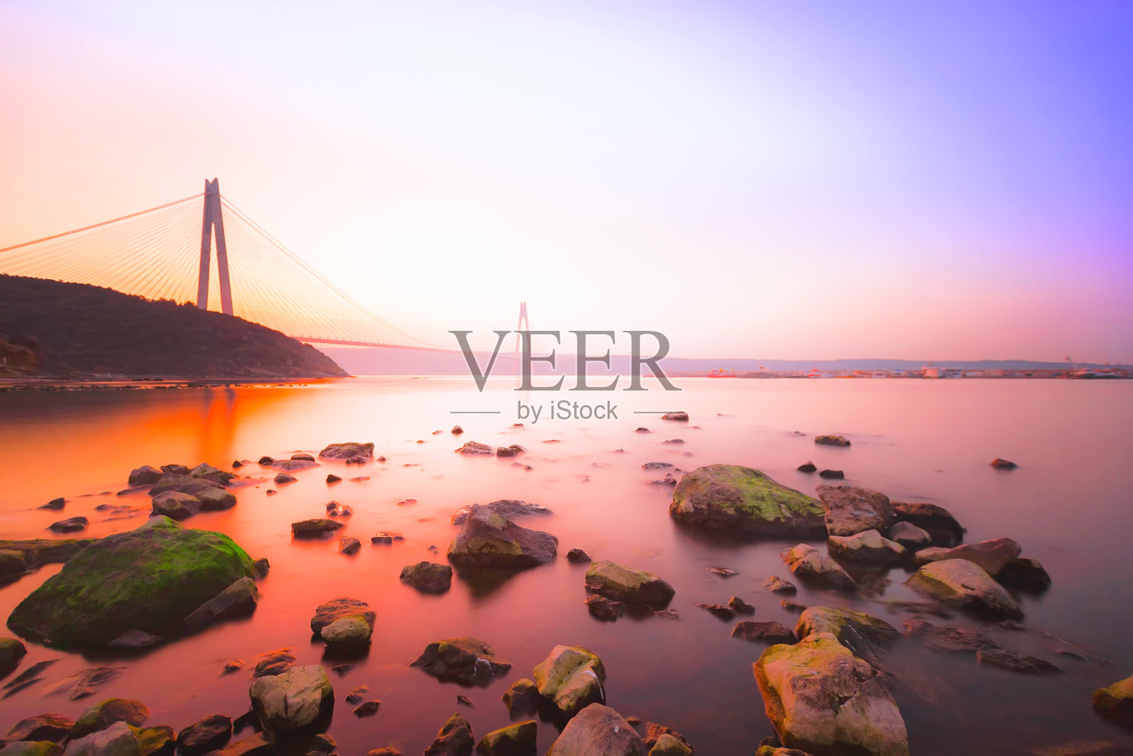 位于土耳其伊斯坦布尔北部，横跨博斯普鲁斯海峡的亚乌兹苏丹塞利姆大桥照片摄影图片