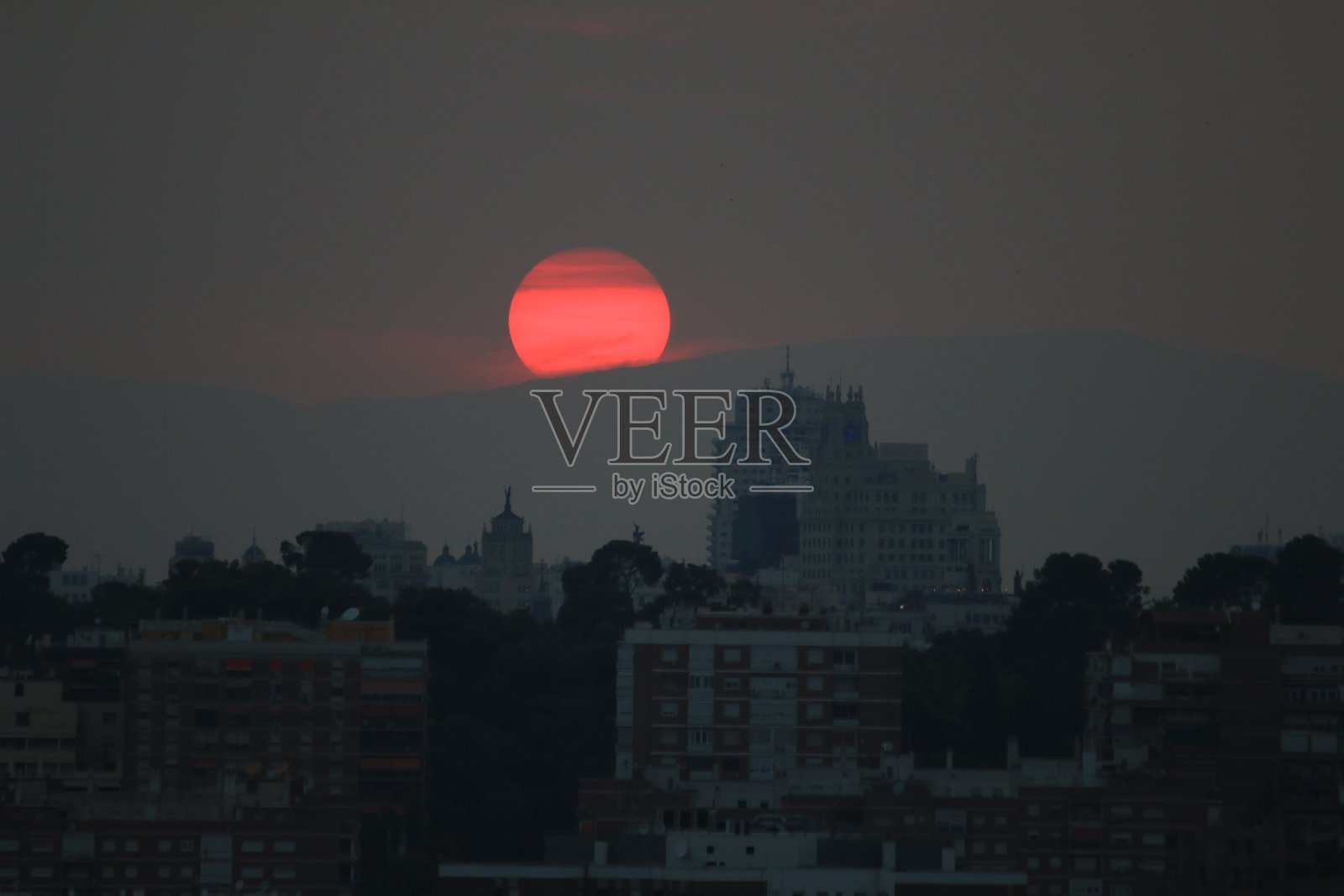 马德里山上的日落照片摄影图片