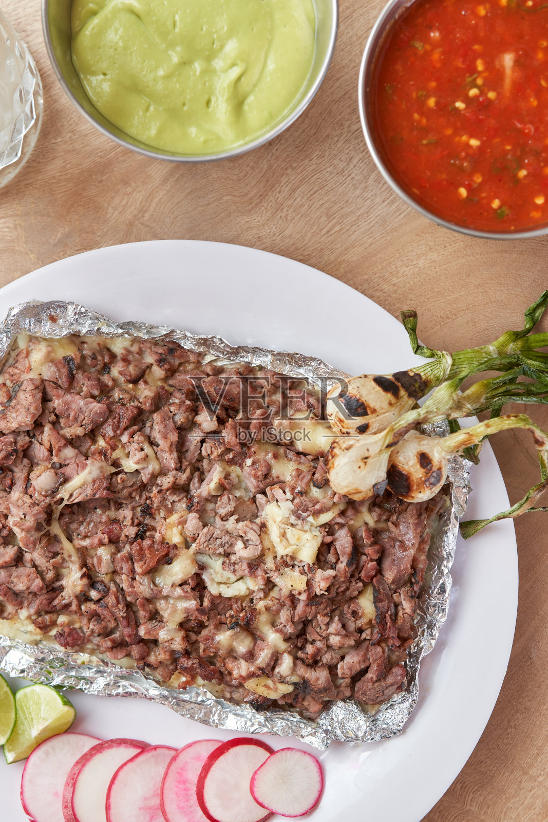 各种美味的典型墨西哥食物，玉米卷，sopes，牧师。照片摄影图片