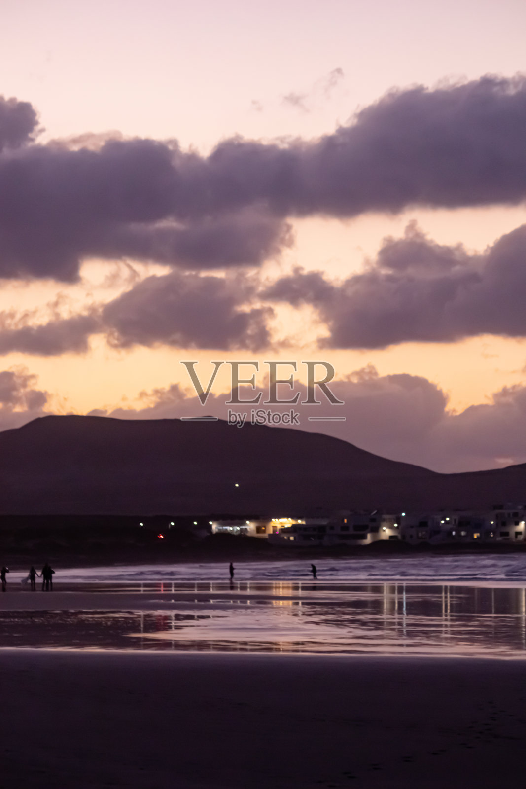 海滩上的日落。法玛拉海滩的日落。沙滩上的日落照片摄影图片