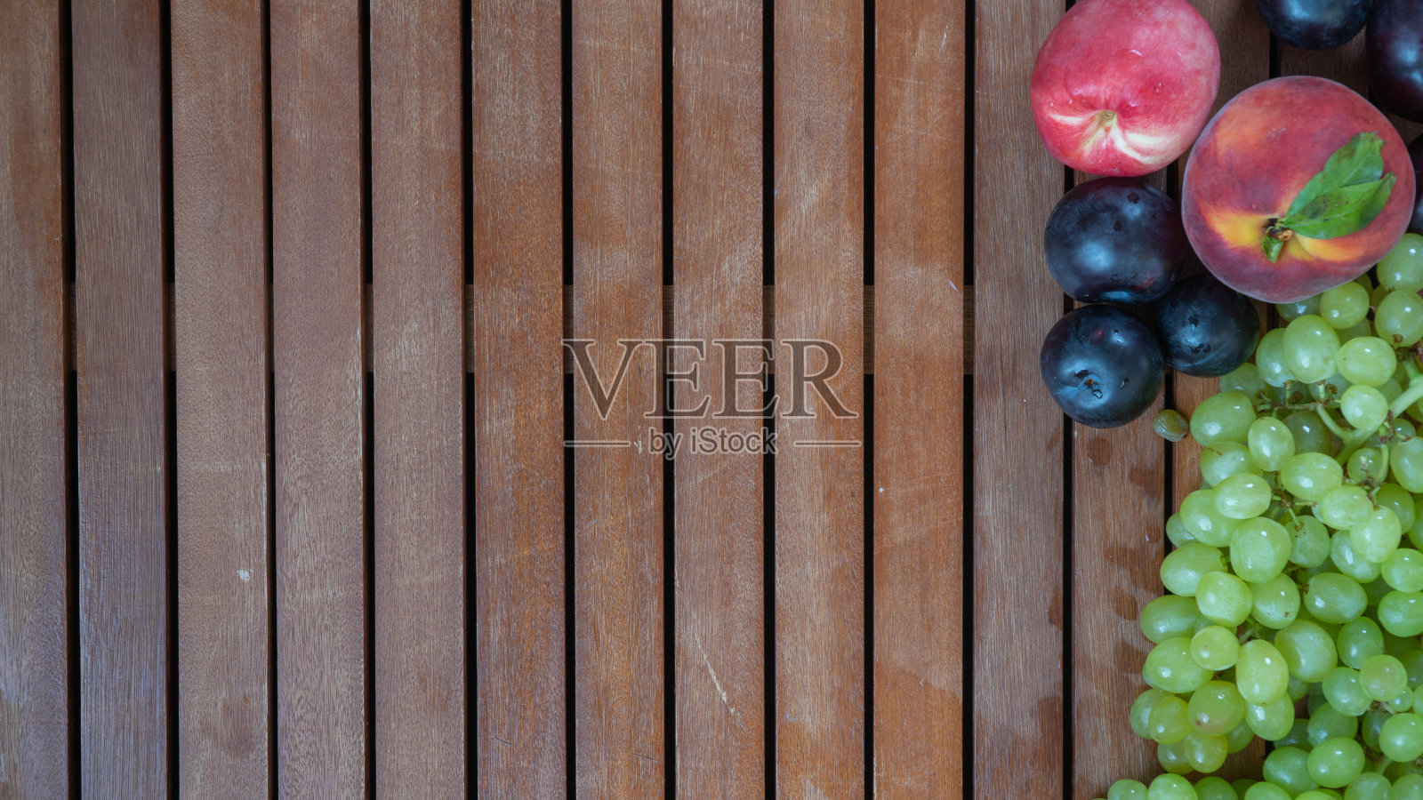 混合水果和蔬菜在木制背景照片摄影图片