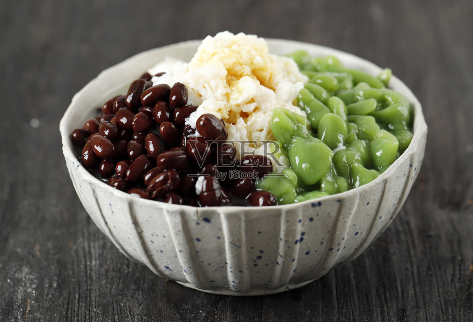 森多马来西亚甜点，刨冰和红豆照片摄影图片