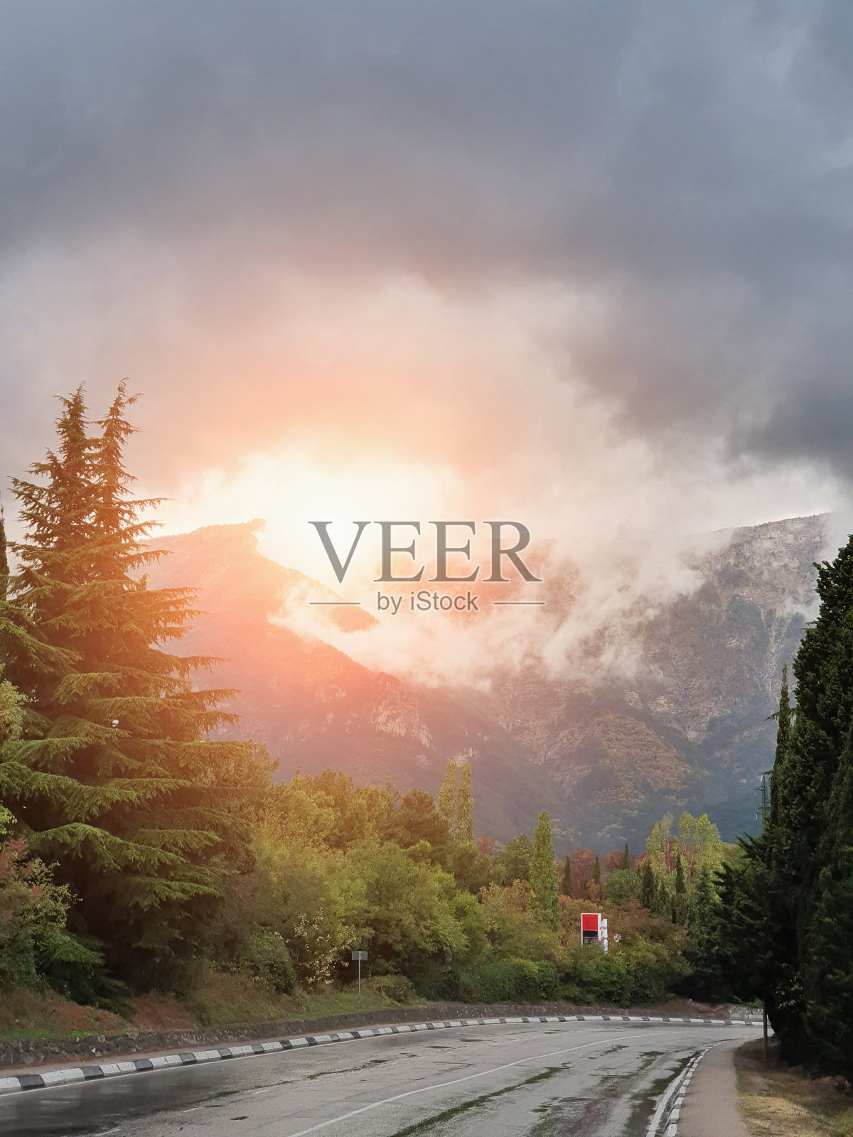 在云霄之上的山上的神奇景色。傍晚，当太阳落在山后时，克里米亚的山峰上有云照片摄影图片