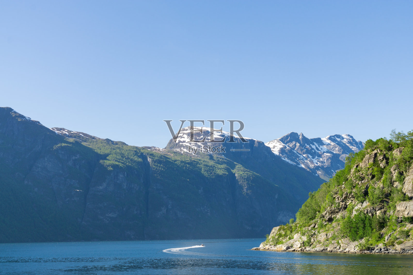 在挪威，被高山环绕的盖兰格峡湾的壮观景色。照片摄影图片