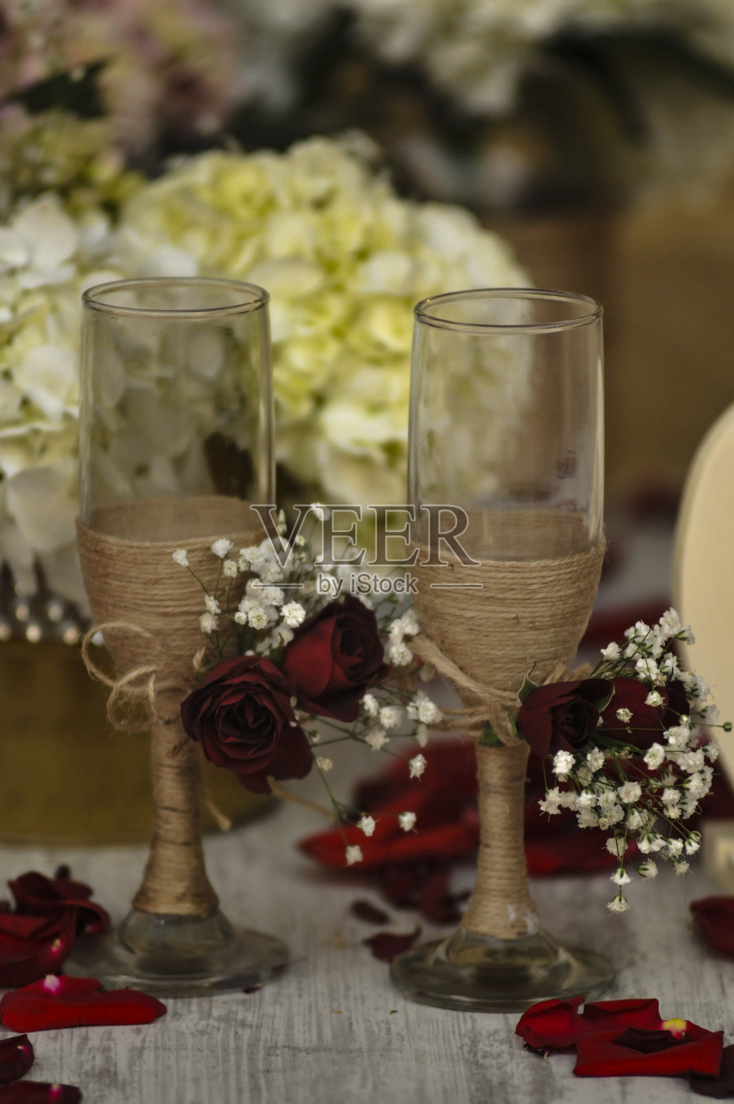 婚礼用的两个装饰过的香槟酒杯照片摄影图片