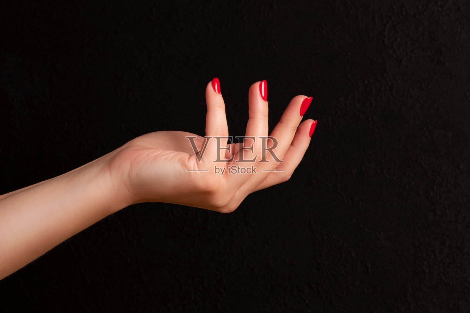 红色指甲的女性手照片摄影图片