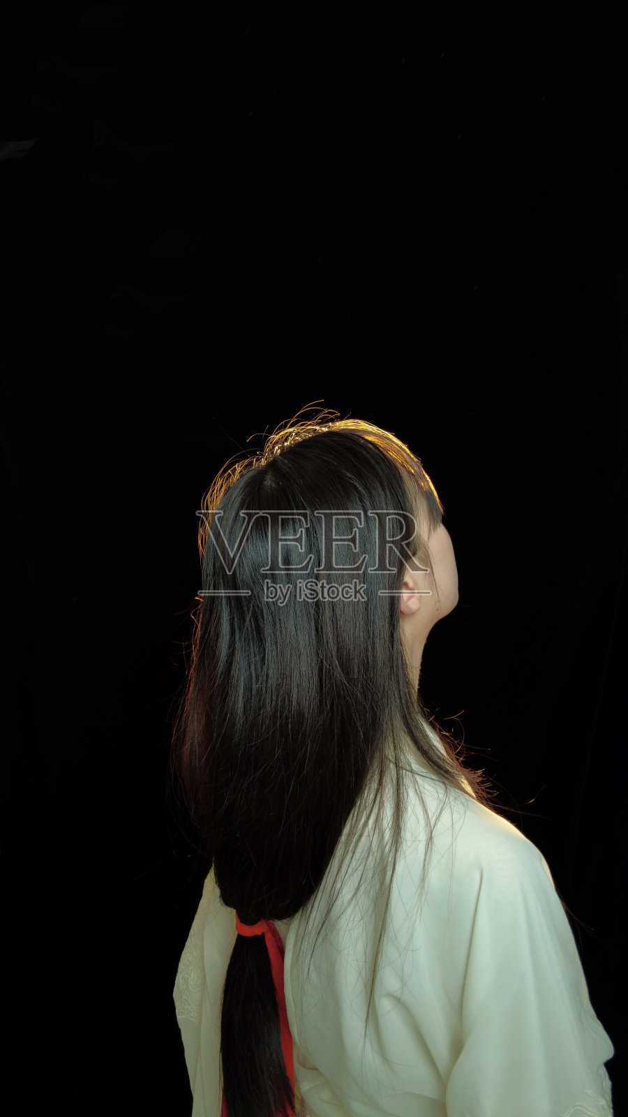 女孩在祈祷照片摄影图片