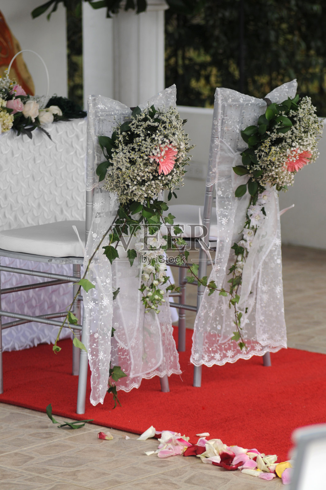 为新娘和新郎装饰的椅子照片摄影图片