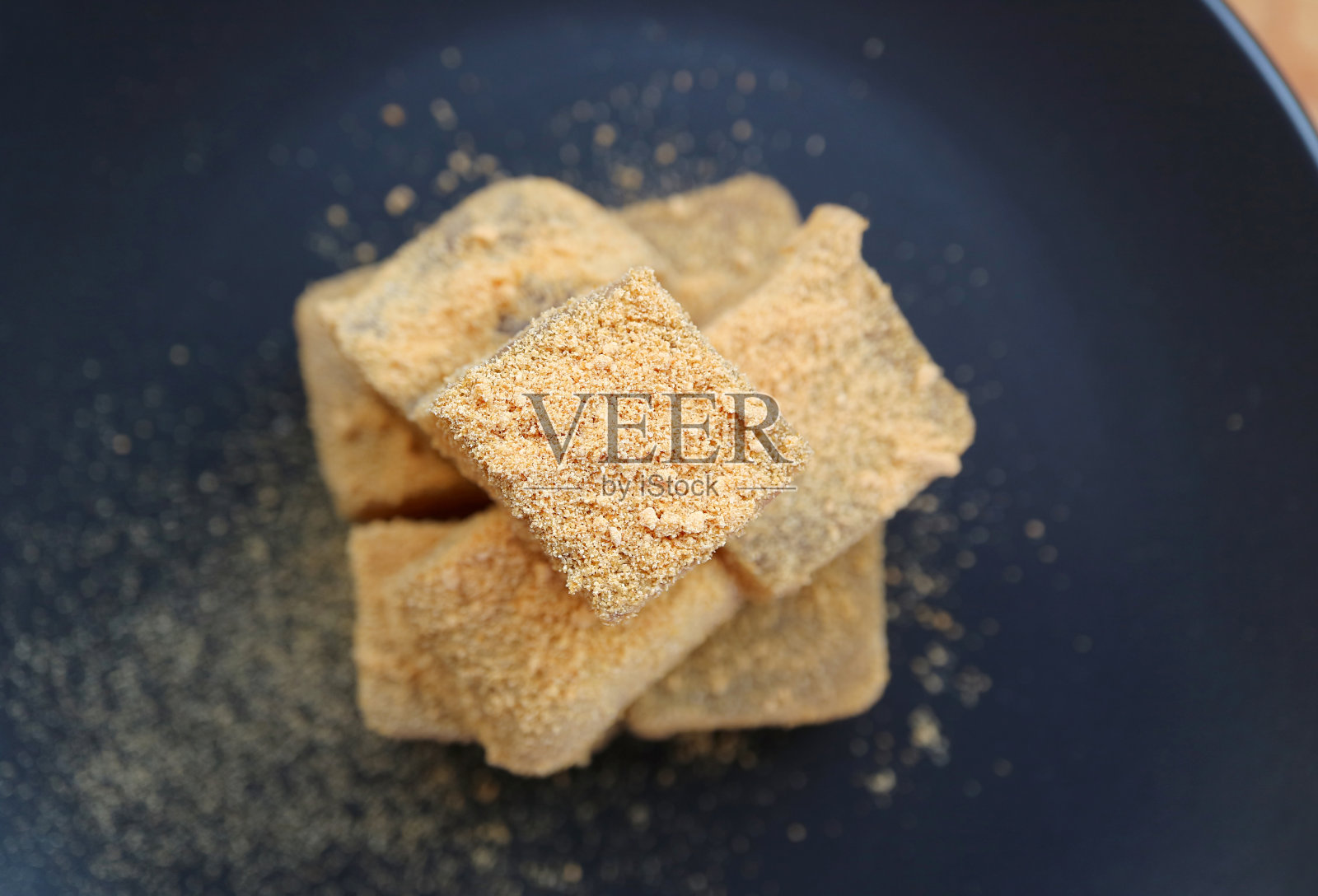 日本传统甜点“Warabimochi”的顶部覆盖着Kinako面粉照片摄影图片