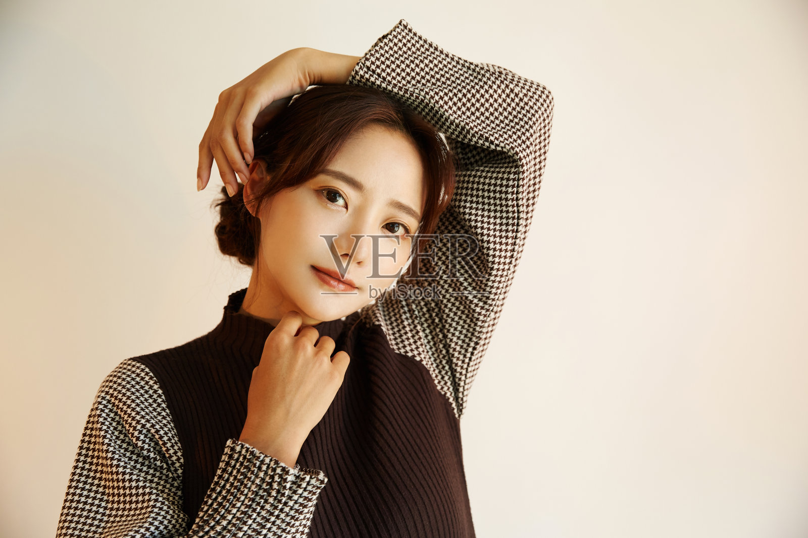 一个年轻的亚洲女人在秋天时尚的肖像照片摄影图片