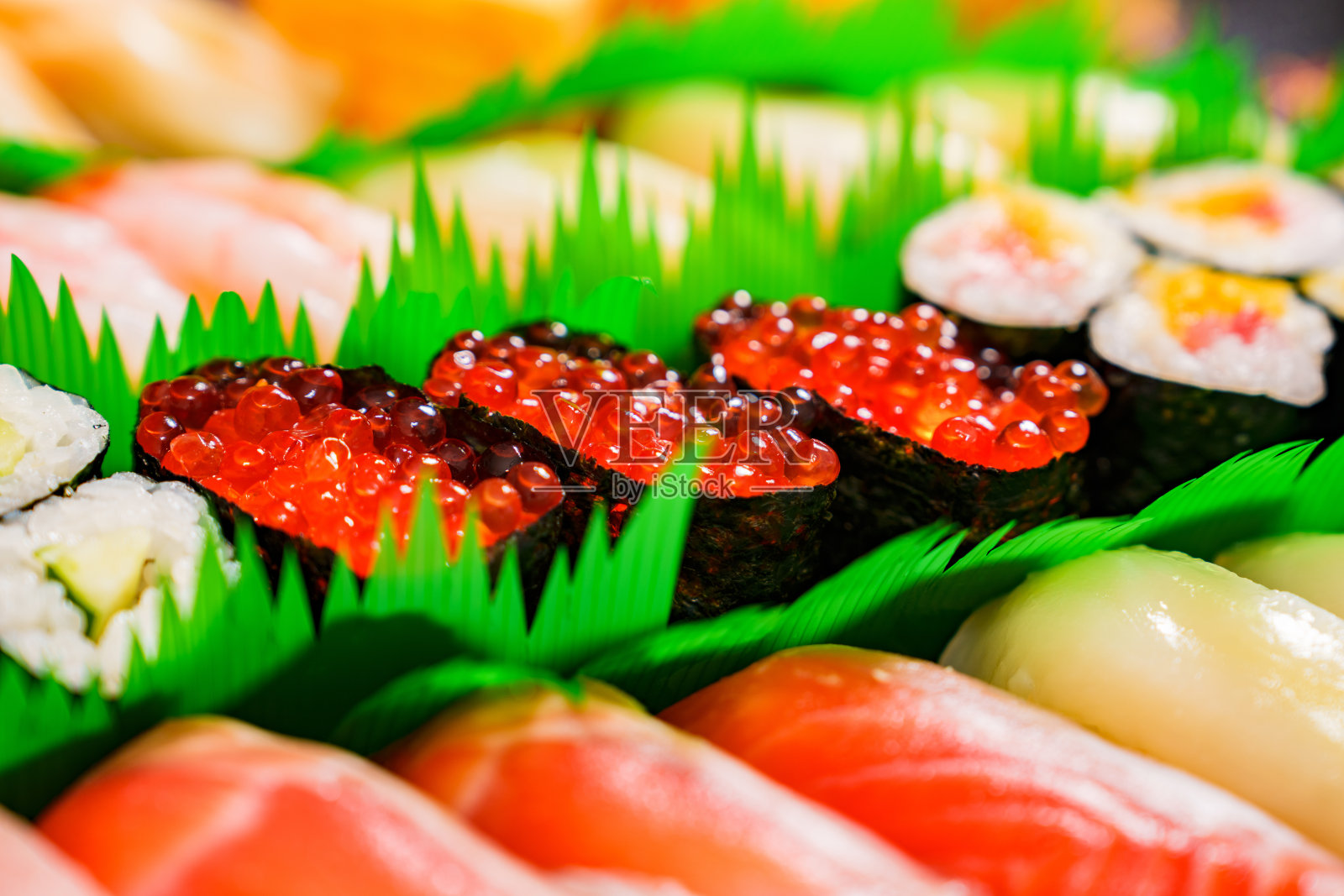 派对的日本外卖寿司搭配照片摄影图片
