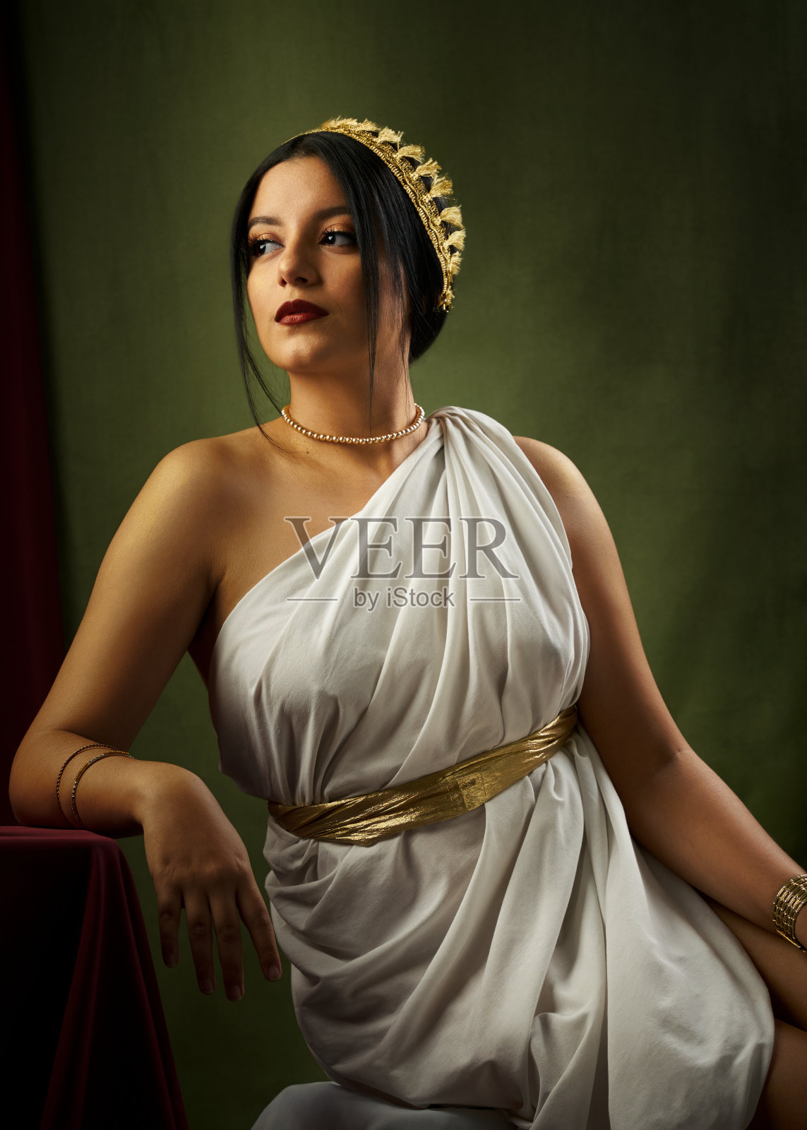 美丽的希腊女人穿着绿色的白裙子照片摄影图片