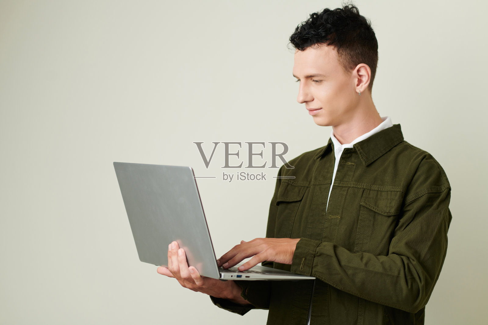 开发人员检查编程代码照片摄影图片