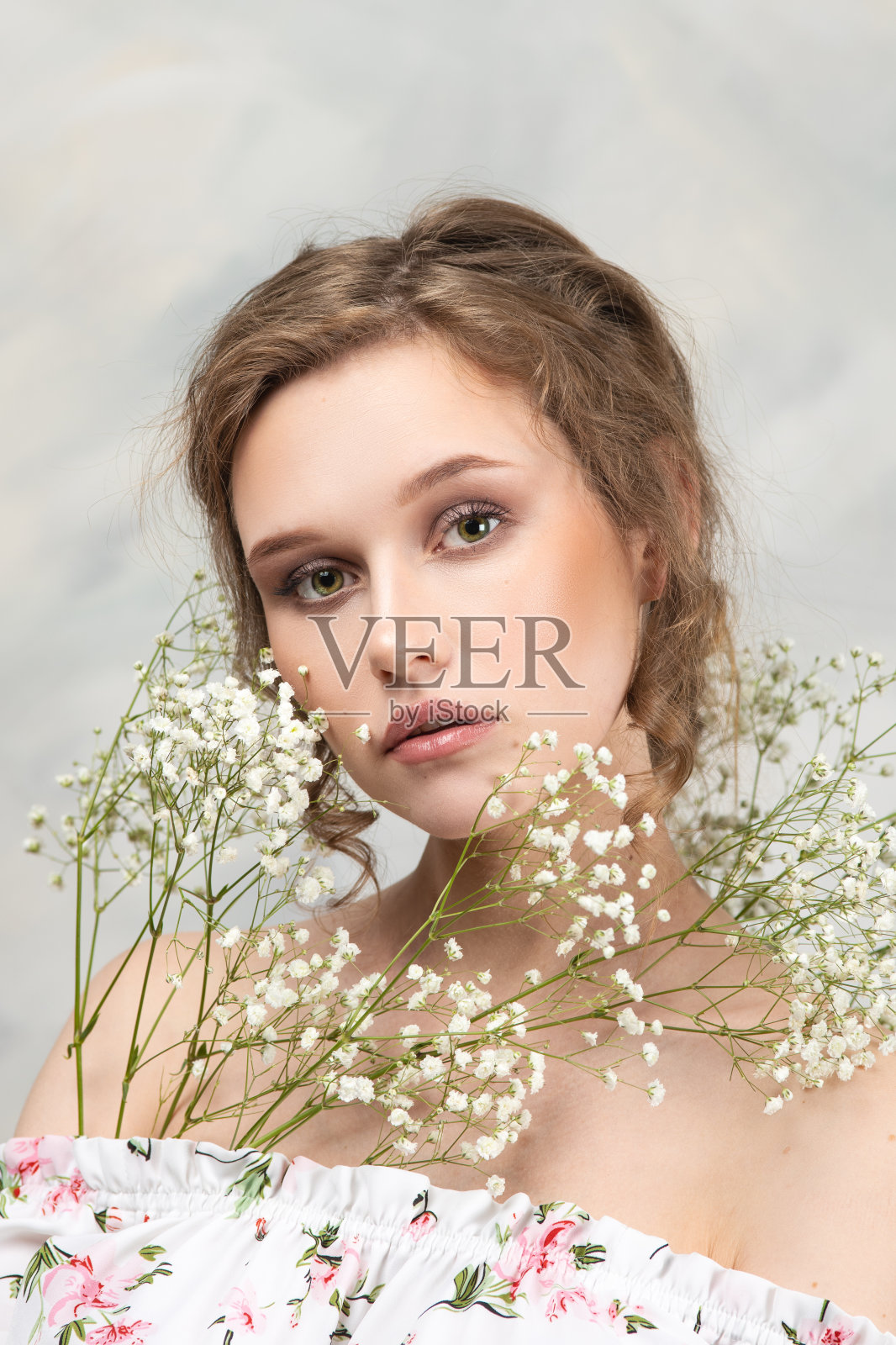 闻到野花的快乐女人的特写。女性与自然同在照片摄影图片