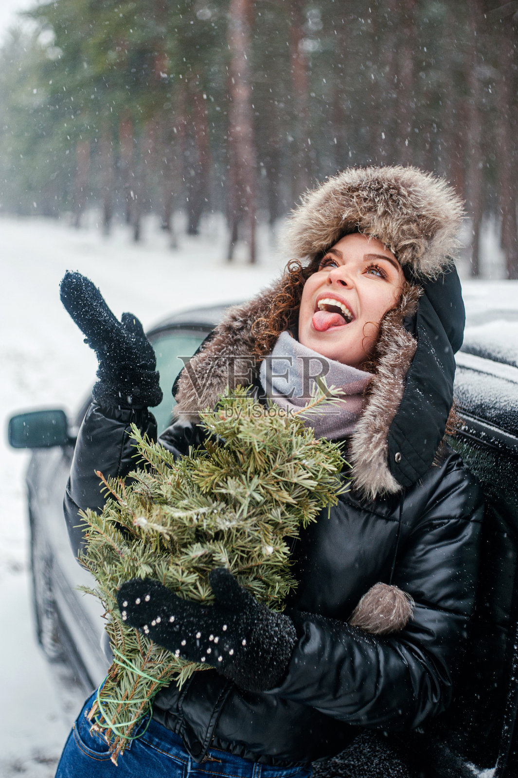 一名年轻女子在冬季公园玩的肖像照片摄影图片
