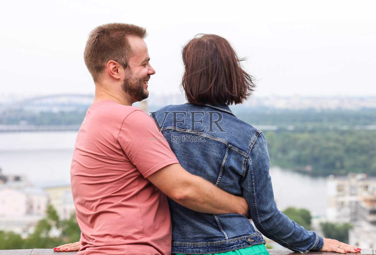以城市景观为背景的一对夫妇的肖像照片摄影图片