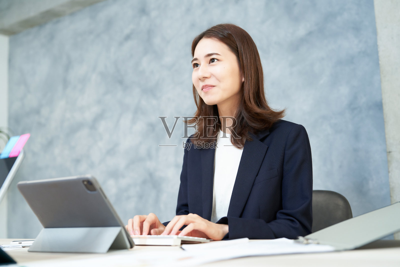 女商人微笑着做着办公室工作照片摄影图片