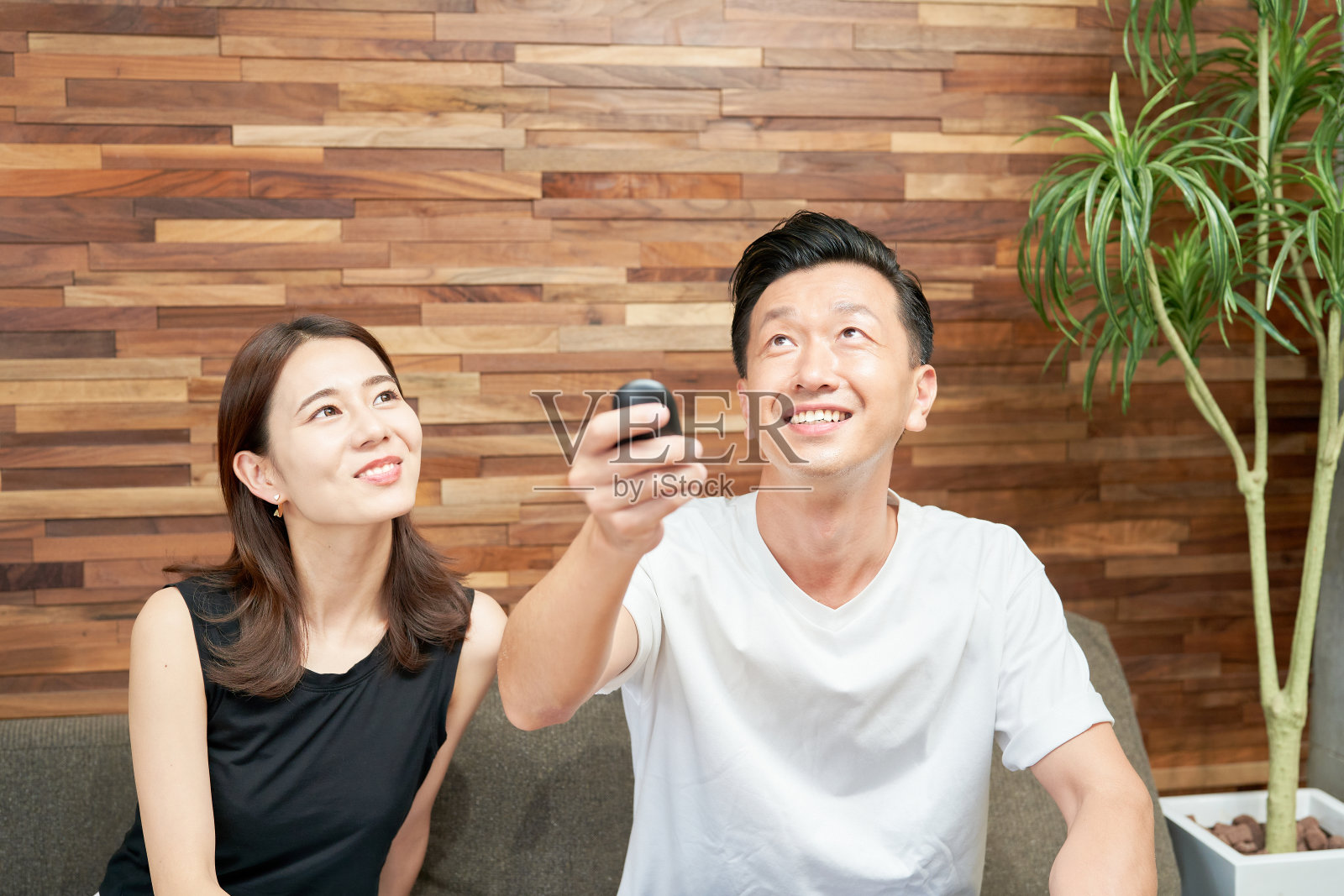 男人和女人在调节灯光照片摄影图片